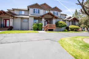 Spacious 4BR Private HOT TUB Eagle Crest Resort on Golf Course